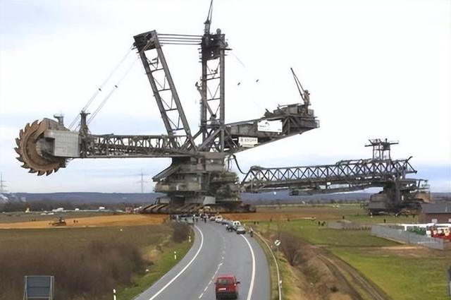 How Powerful is the World's Largest Excavator